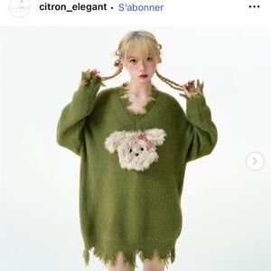 Fun Korean Brand Citron Élégant Distress Knit Sweater with Bear Design
